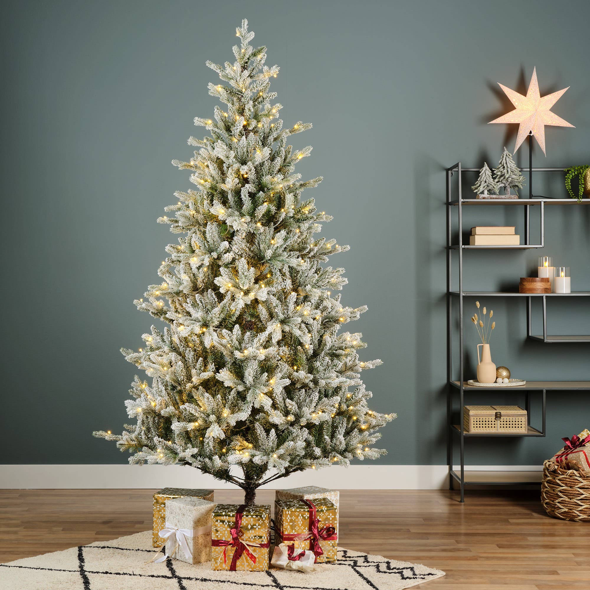 Everlands Kunstkerstboom Allison Wit met Sneeuw en Verlichting 240 x 152 cm