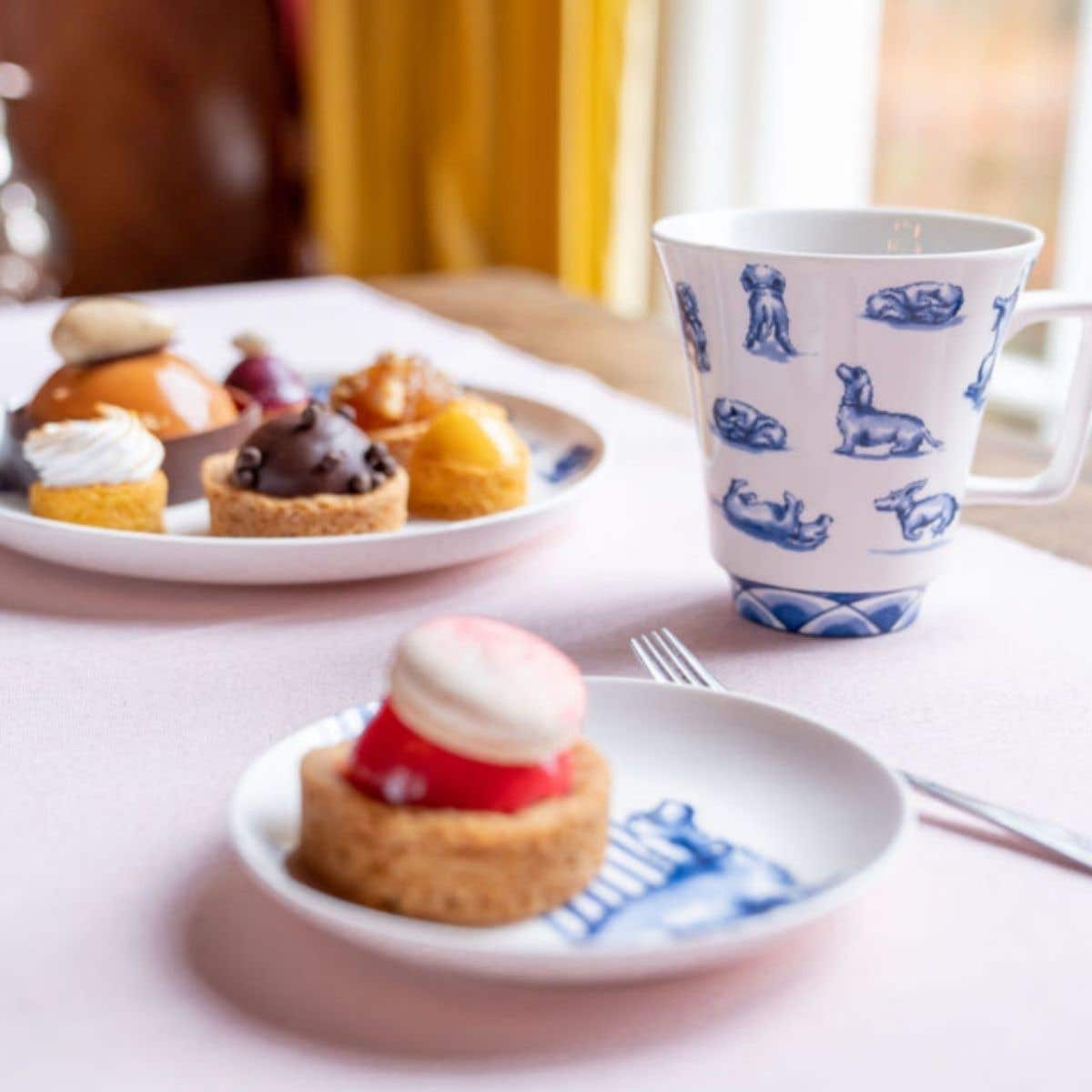 Heinen Delfts Blauw Petit four bordje Teckel Nhaan