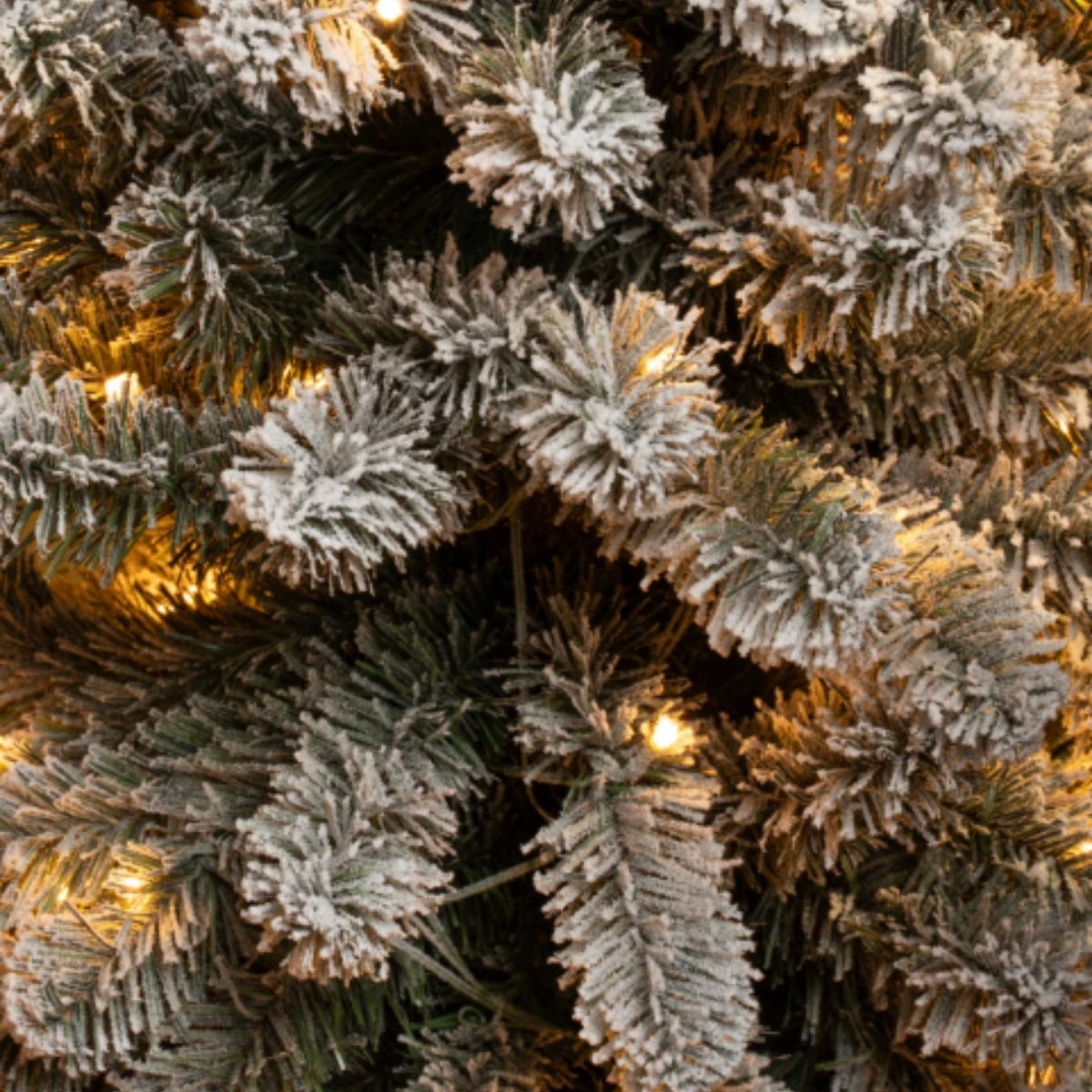 Black Box Trees Kunstkerstboom Charlton Wit met Sneeuw en Verlichting 230 x 58 cm