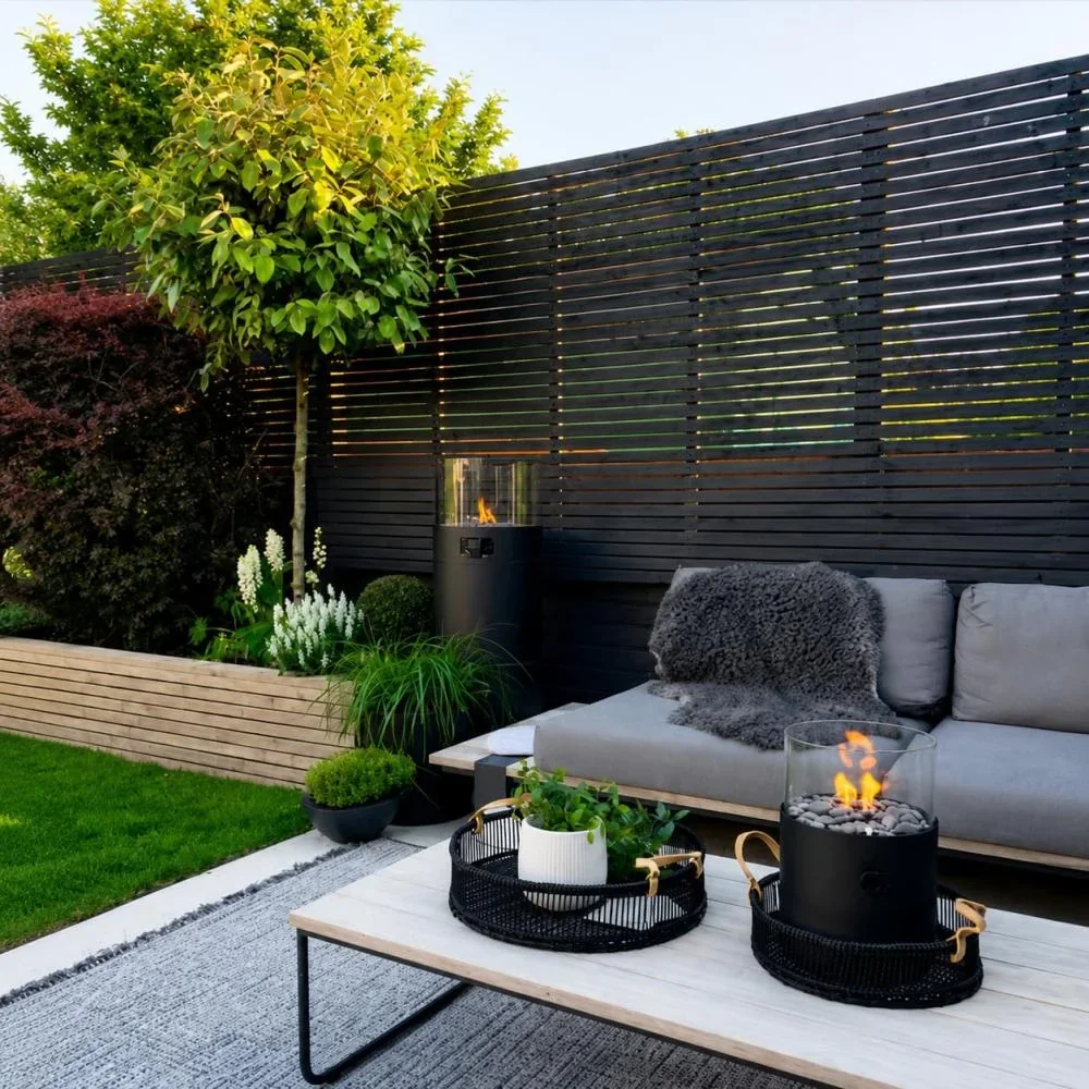 gaslantaarn op salontafel van tuinset