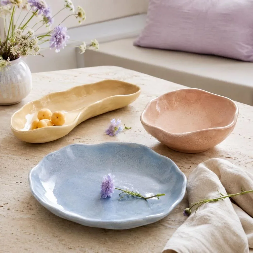 Servies inspiratie met organisch gevormde borden en schalen
