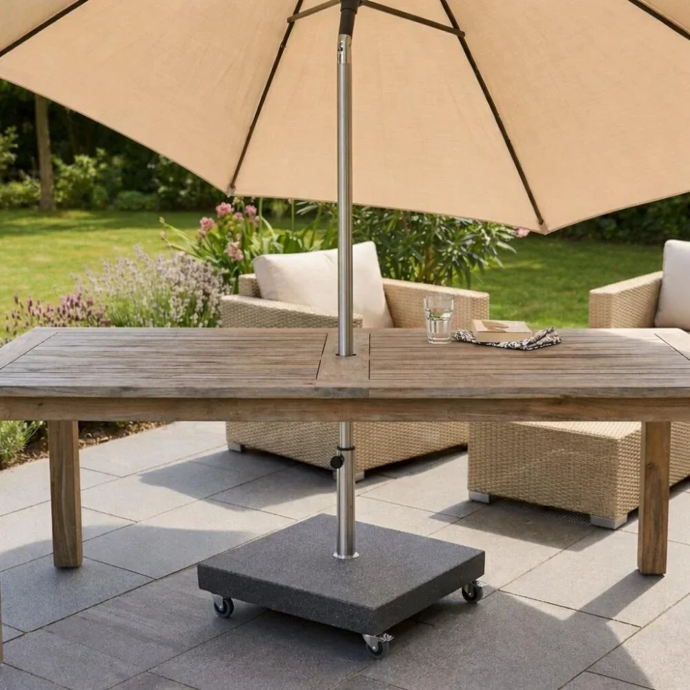 Parasol in een tuintafel met parasolvoet