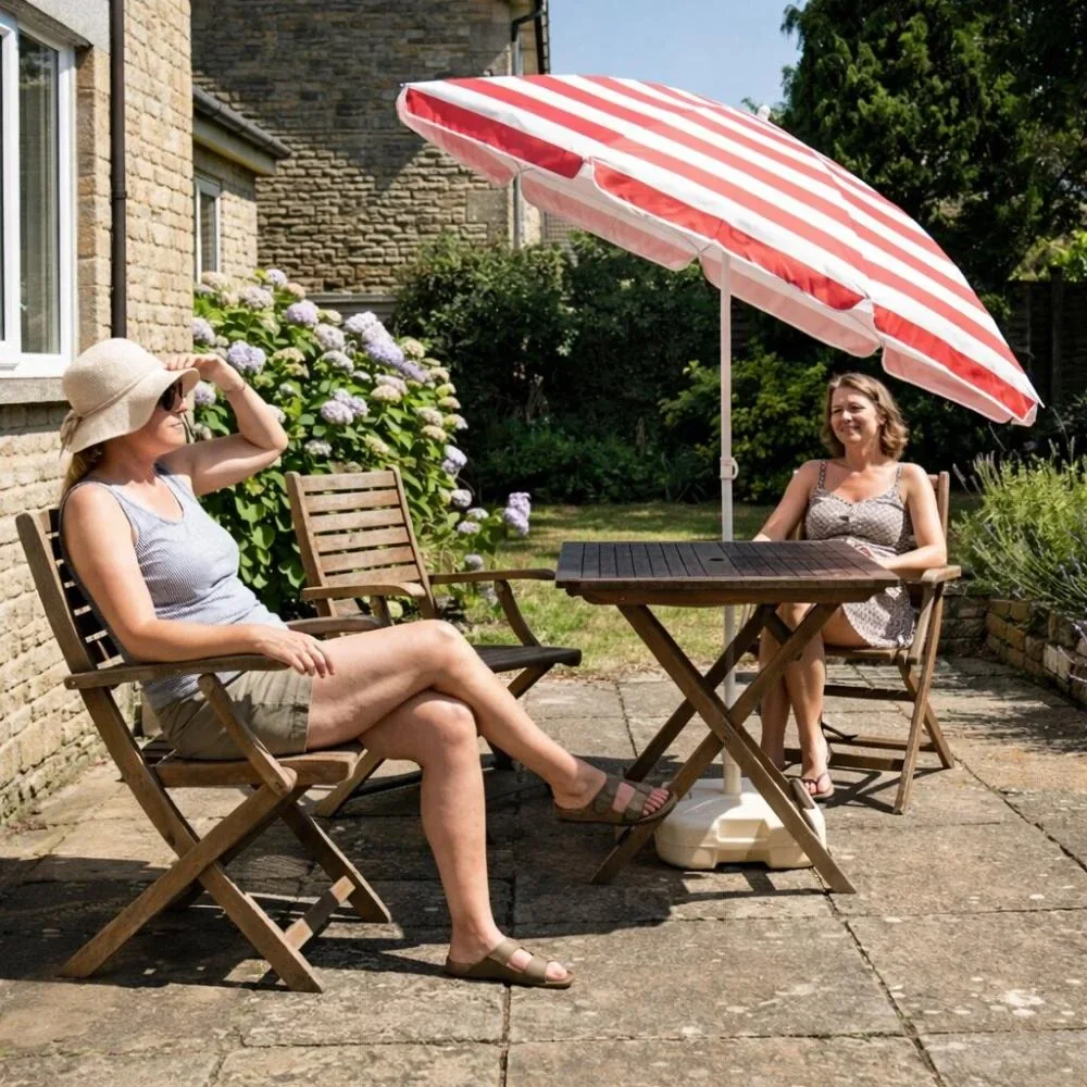 Achtertuin met bistrosetje en te kleine parasol
