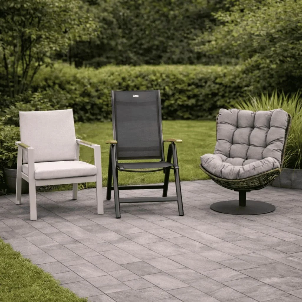 Loungestoel, standenstoel en relaxstoel in een tuin