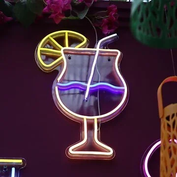 Lumineo LED Neon Wandlamp Cocktail Geel 25,5 x 40 x 1,6 cm