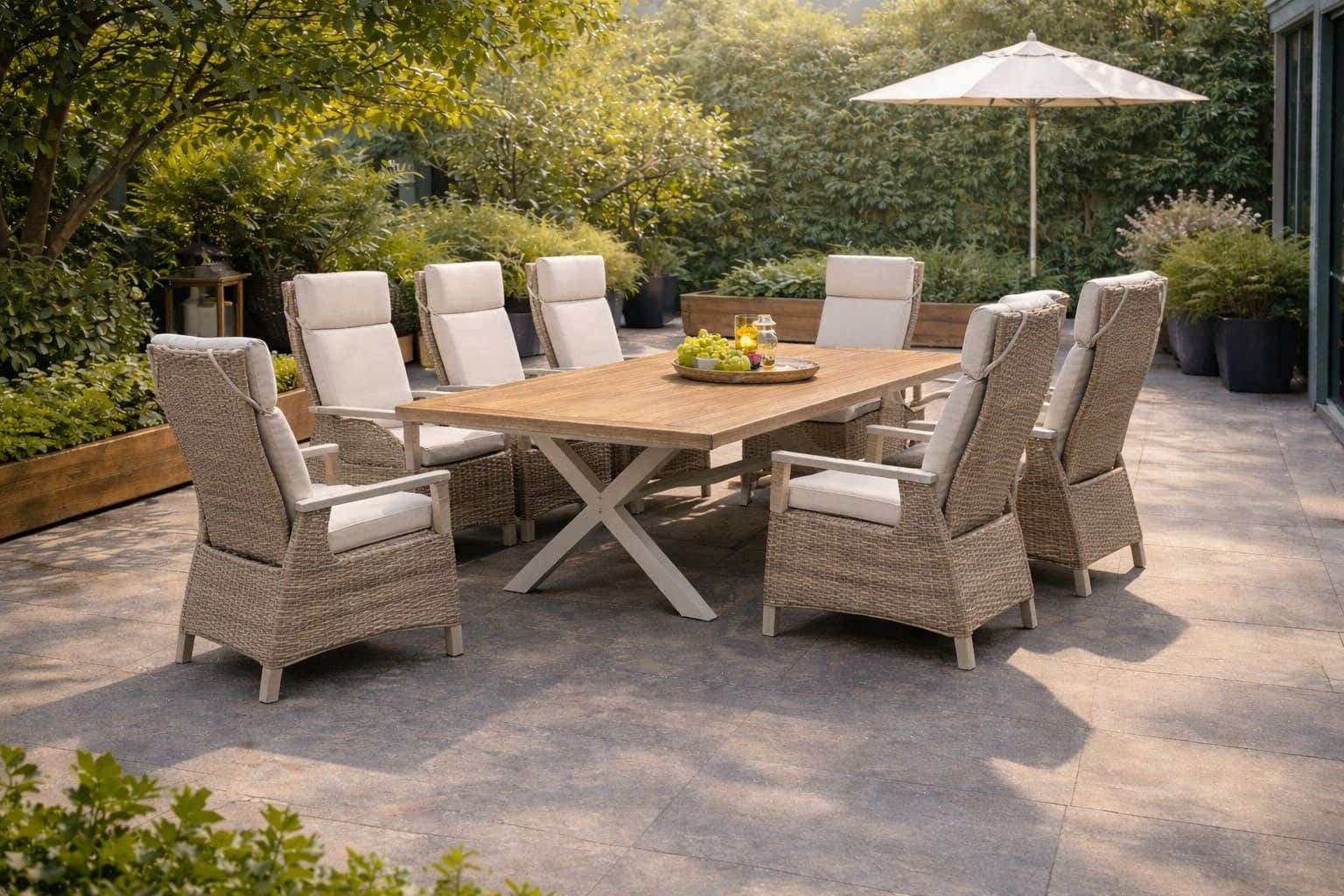 Sfeervolle, groene tuin met ruime tuinset en parasol