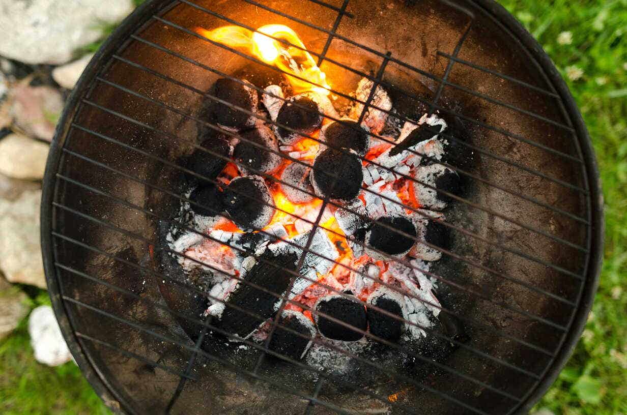 Brandende houtskolen in een barbecue