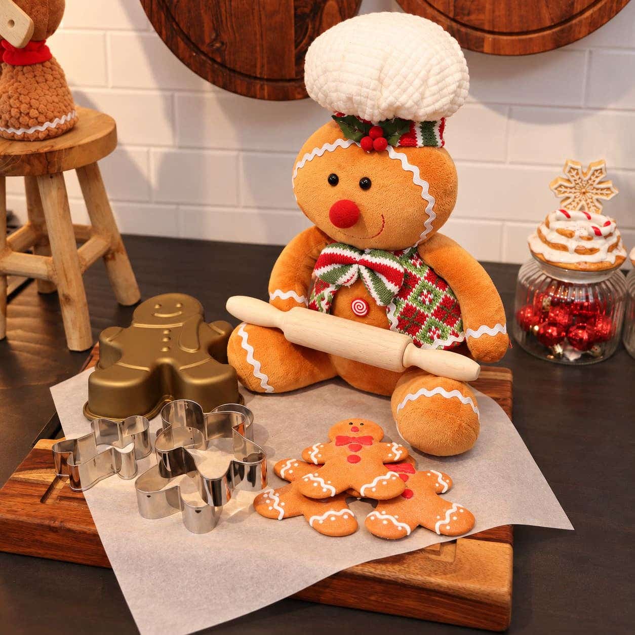 Gemberkoekjeschef_tussen_feestelijke_bakvormen-3